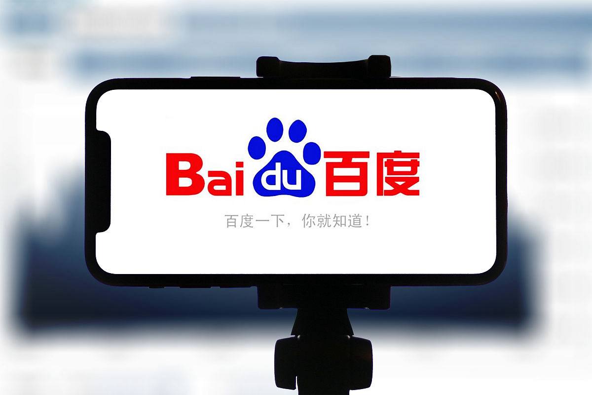 游客爬上泰山仙人桥悬空巨石